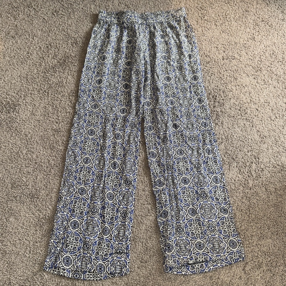 2 for $12 🎉 Ava Christine Medium Blue and White Patterned Pants